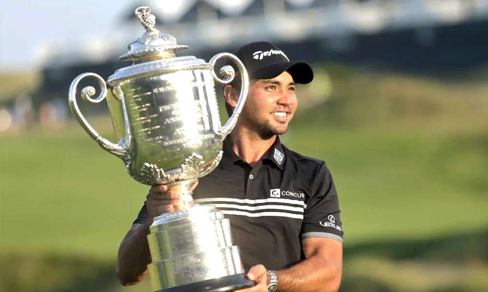 Jason Day celebrating trophy and Net Worth